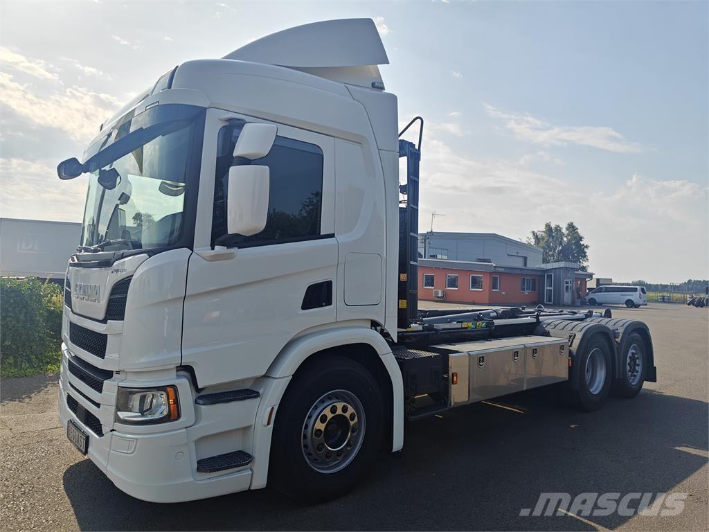 Scania P450 Treileri ar āķi