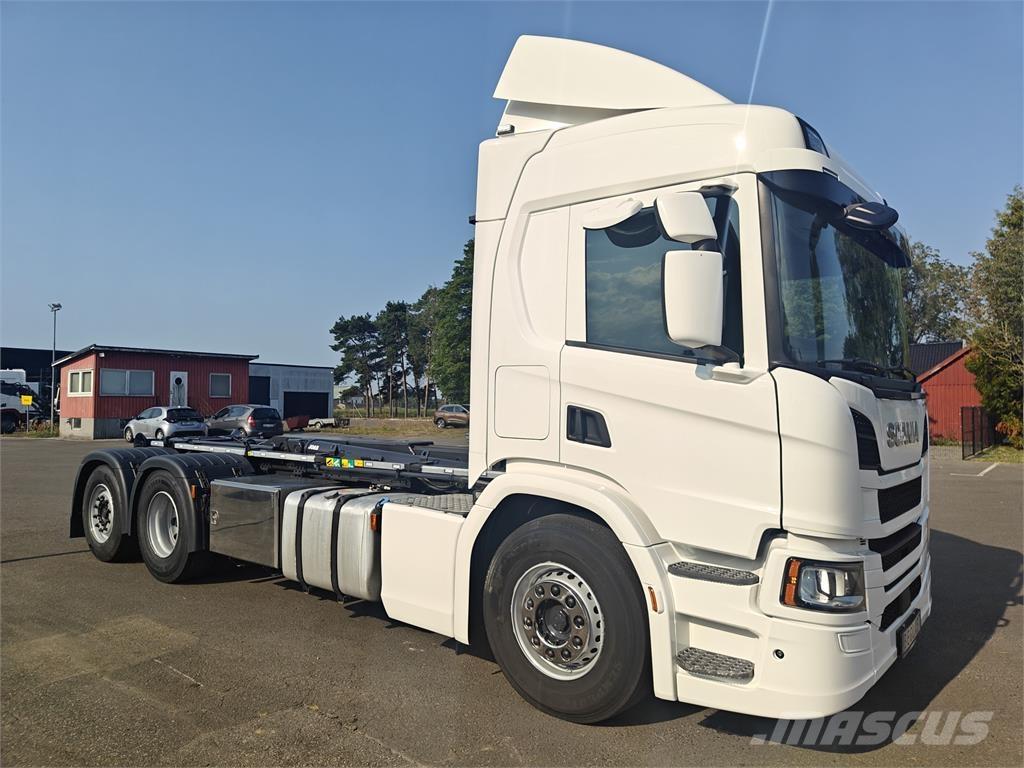 Scania P450 Treileri ar āķi