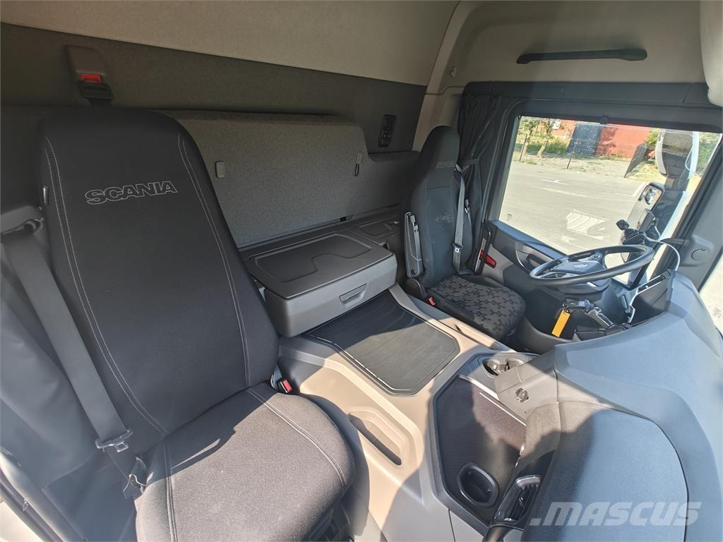 Scania P450 Treileri ar āķi