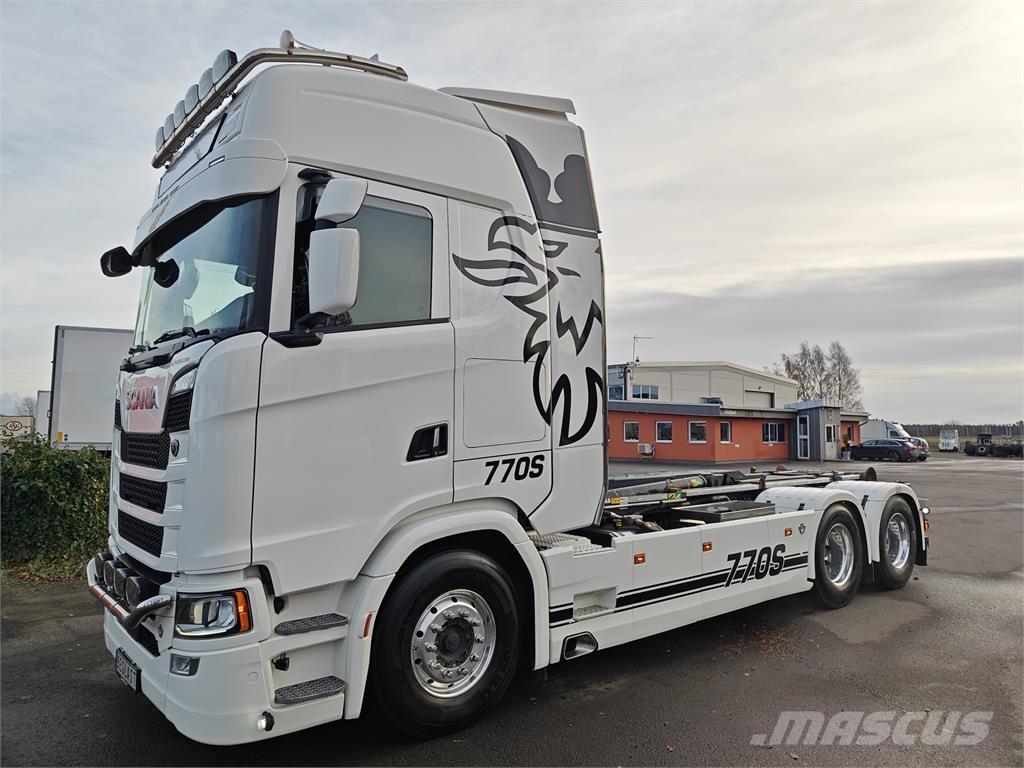 Scania S770 Treileri ar āķi