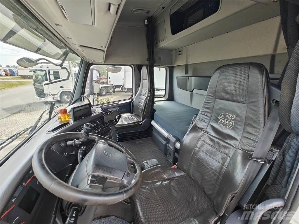 Volvo FH540 Treileri ar āķi