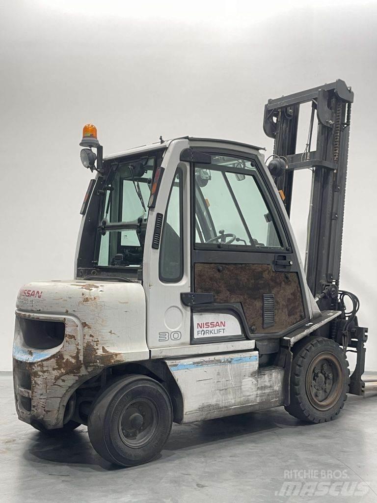 Nissan YG1D2A300 Tehnika ar dīzeļa dzinēju