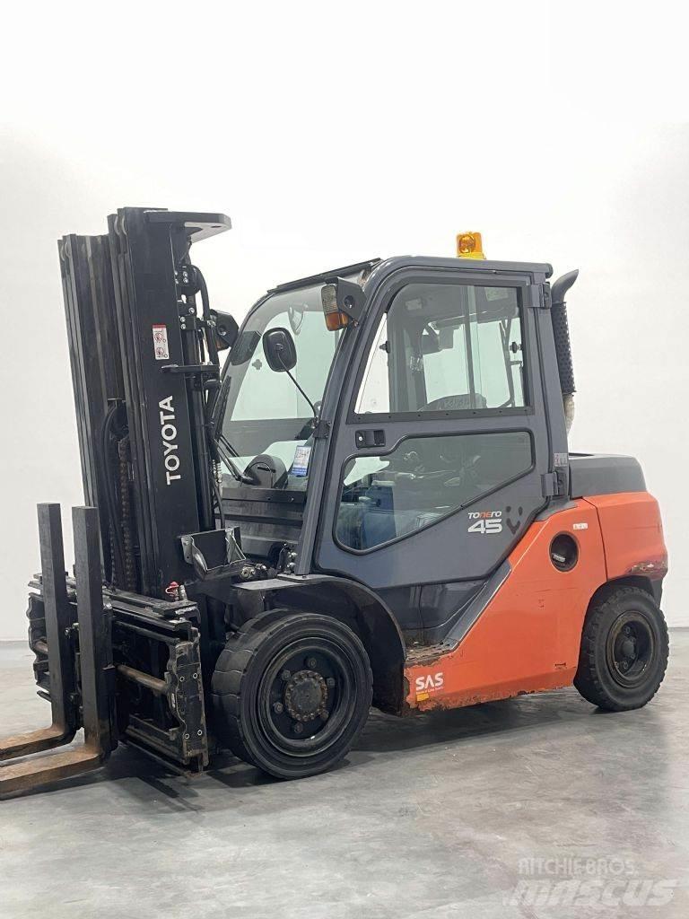 Toyota 40-8FD40N Tehnika ar dīzeļa dzinēju