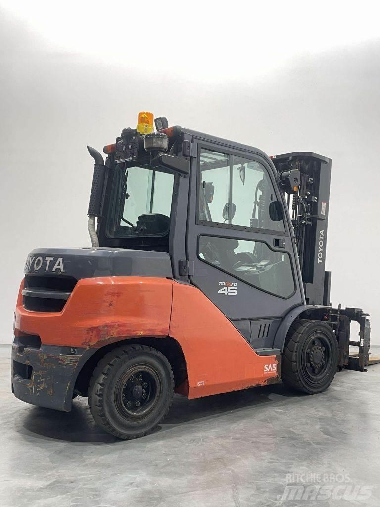 Toyota 40-8FD40N Tehnika ar dīzeļa dzinēju