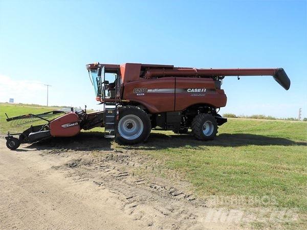 Case IH 8230 Ražas novākšanas kombaini