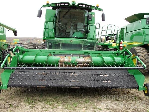 John Deere S680 Ražas novākšanas kombaini