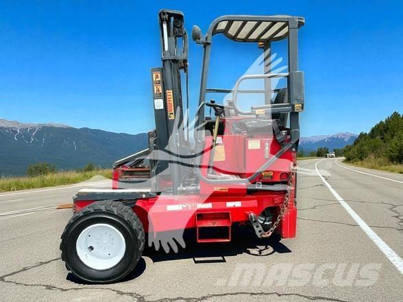 Moffett M5500P Kravas mašīnām piestiprināmie pacēlāji