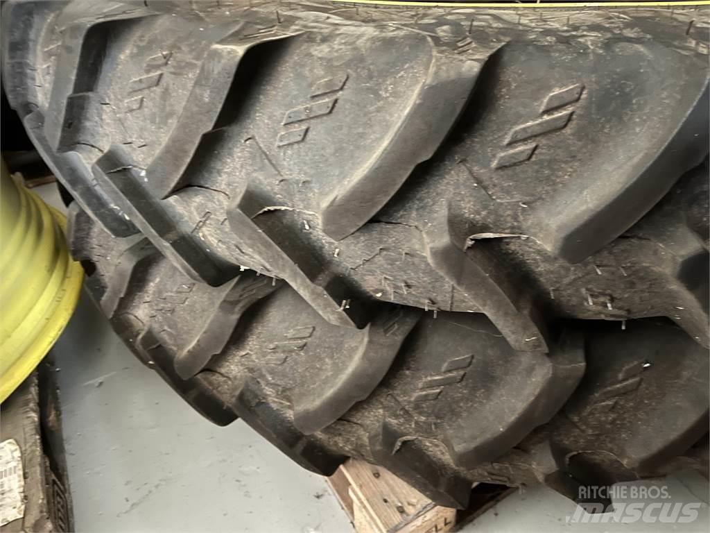  300/95X52 270/95X36 Riepas, riteņi un diski