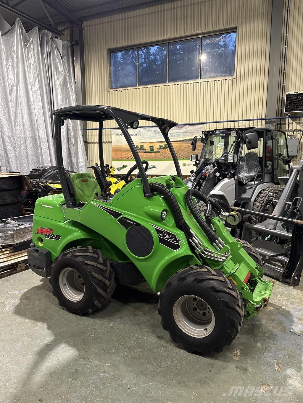 Avant 528 Lietoti riteņu kompaktiekrāvēji