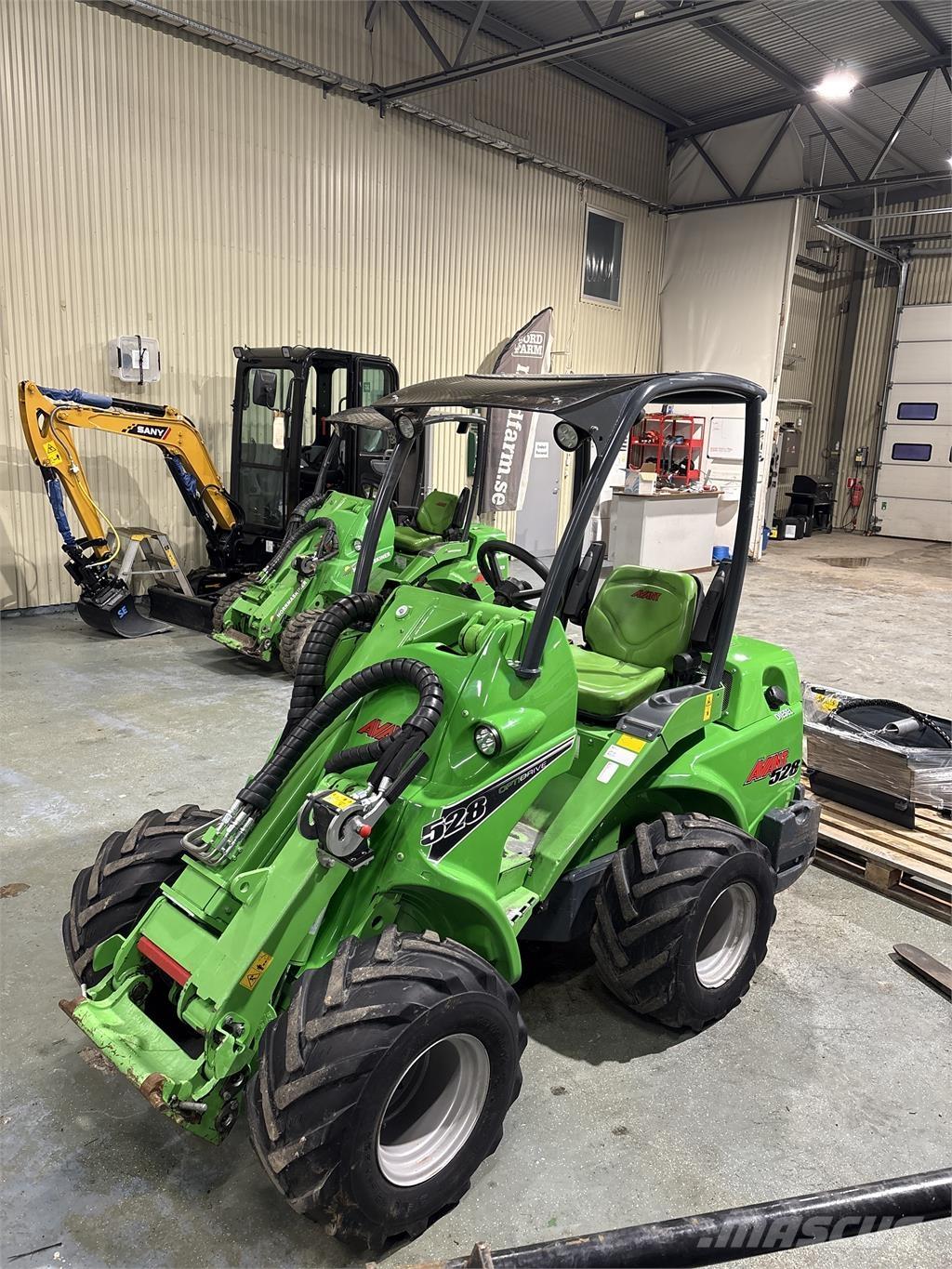 Avant 528 Lietoti riteņu kompaktiekrāvēji