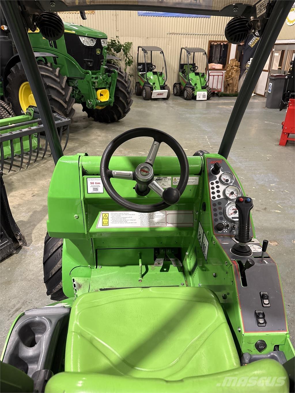 Avant 528 Lietoti riteņu kompaktiekrāvēji