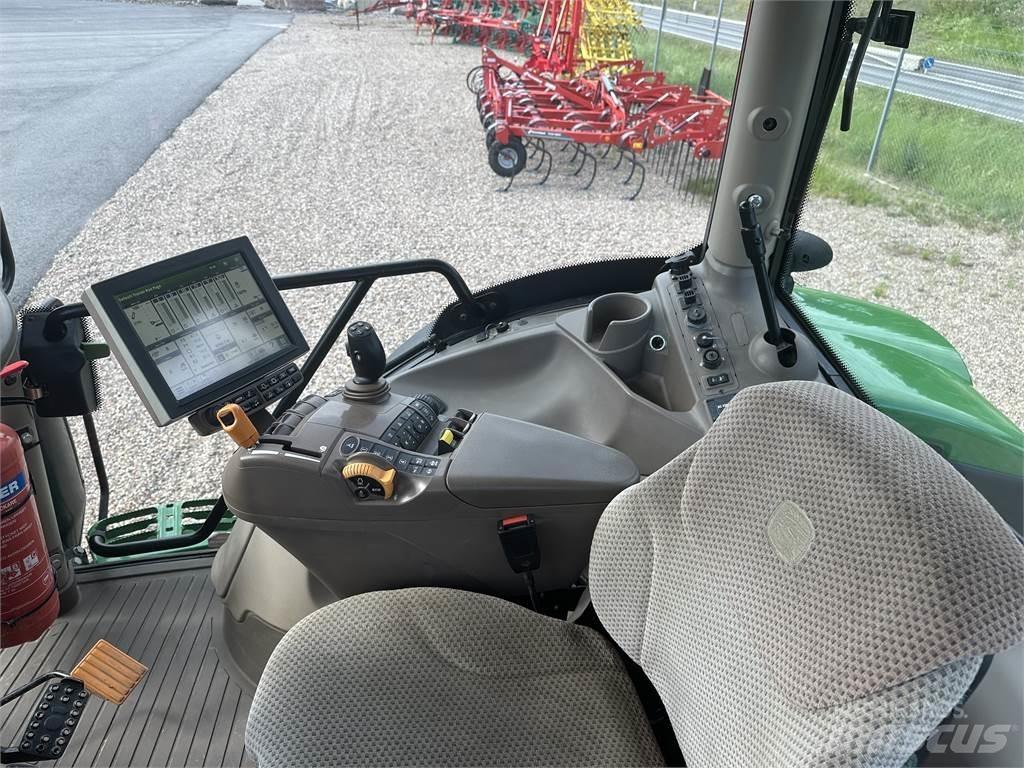 John Deere 6215R Traktori