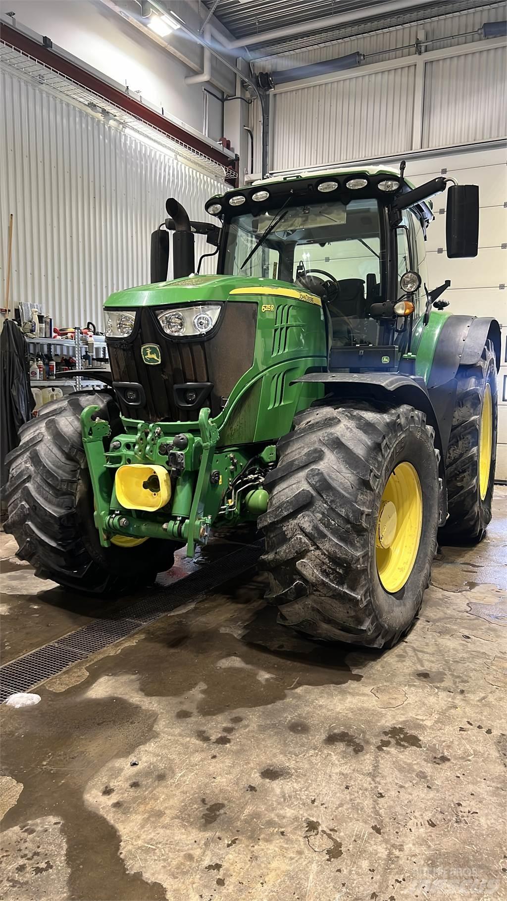 John Deere 6215R Traktori