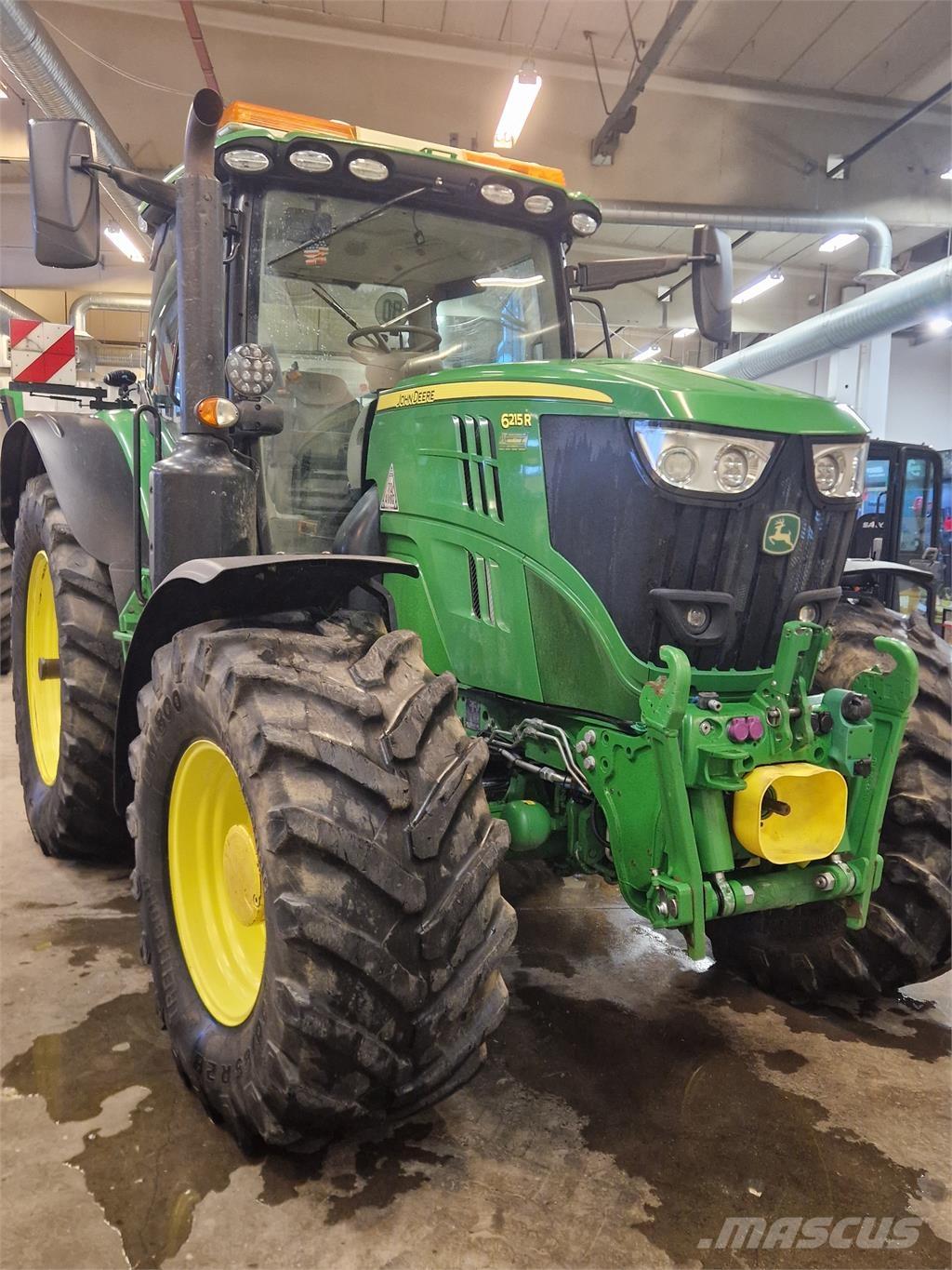 John Deere 6215R Traktori