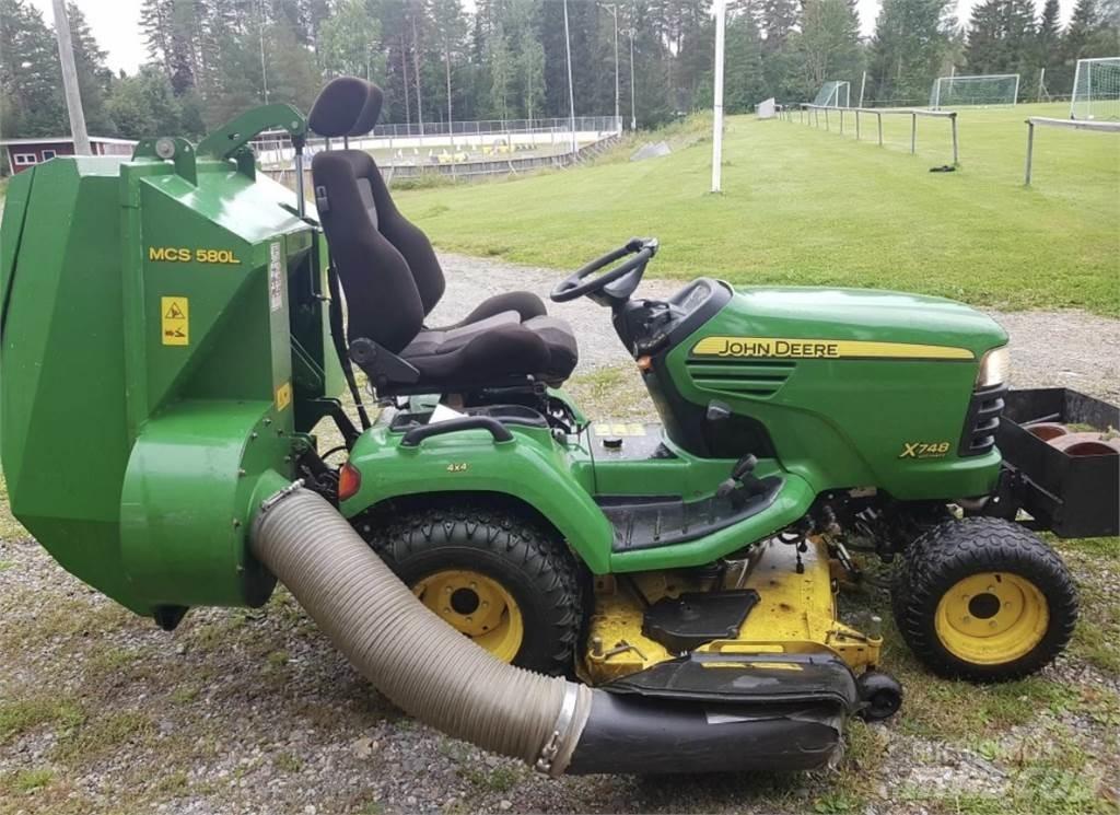 John Deere x748 Mauriņa traktors