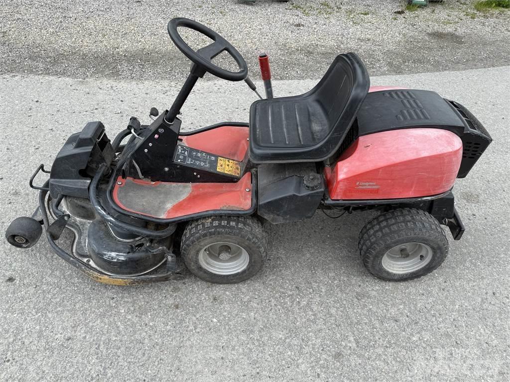Jonsered Midjestyrd Mauriņa traktors