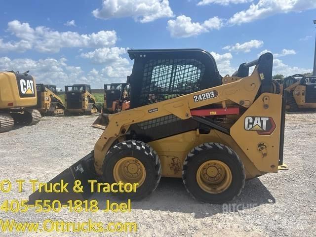 CAT 242D3 Riepas, riteņi un diski