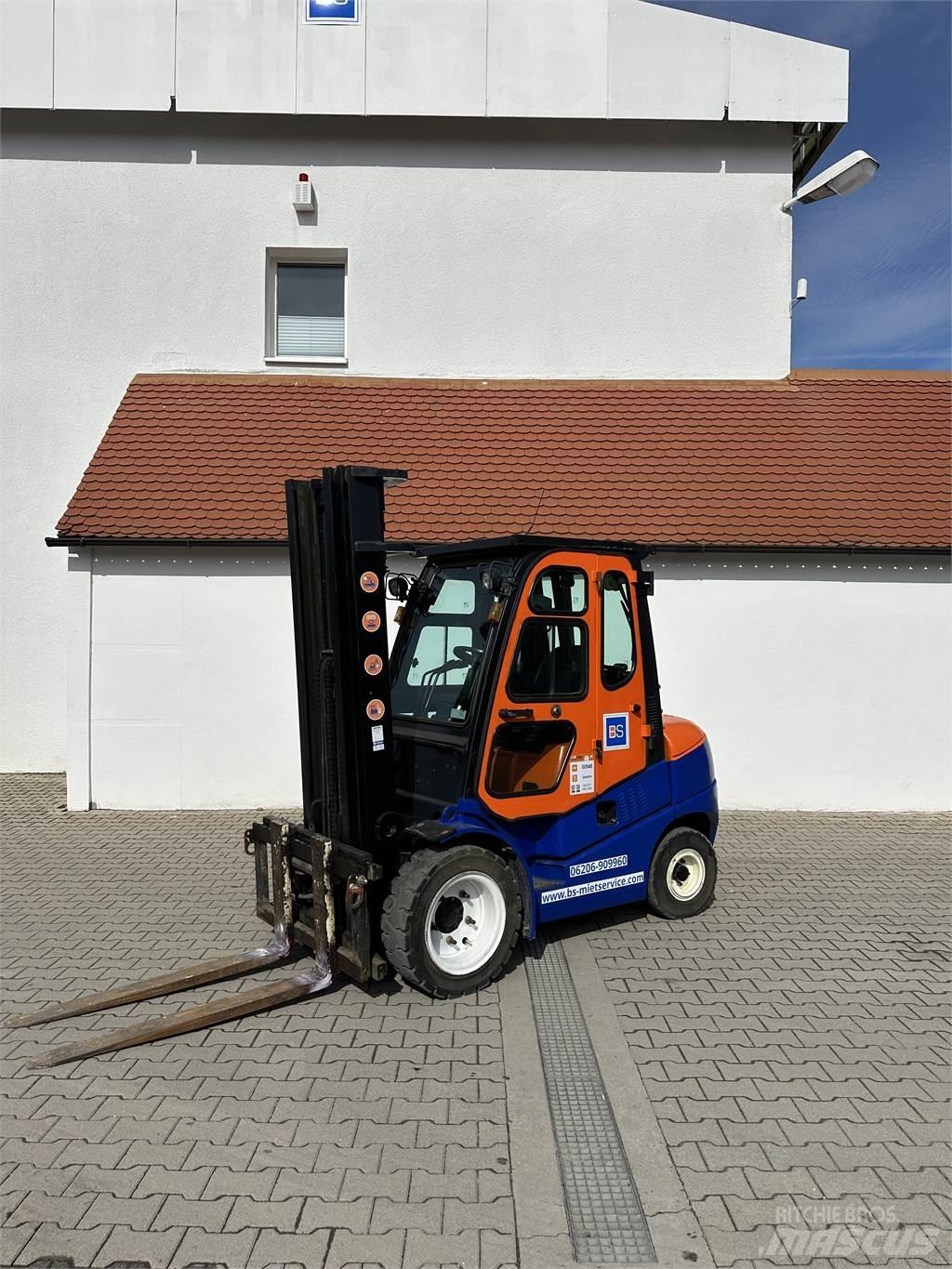 Clark C30D Būvniecība- Citi