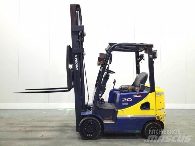 Doosan D20SC-5 Tehnika ar dīzeļa dzinēju