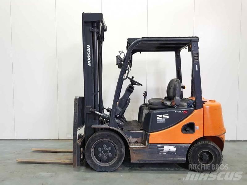 Doosan D25S-5 Tehnika ar dīzeļa dzinēju