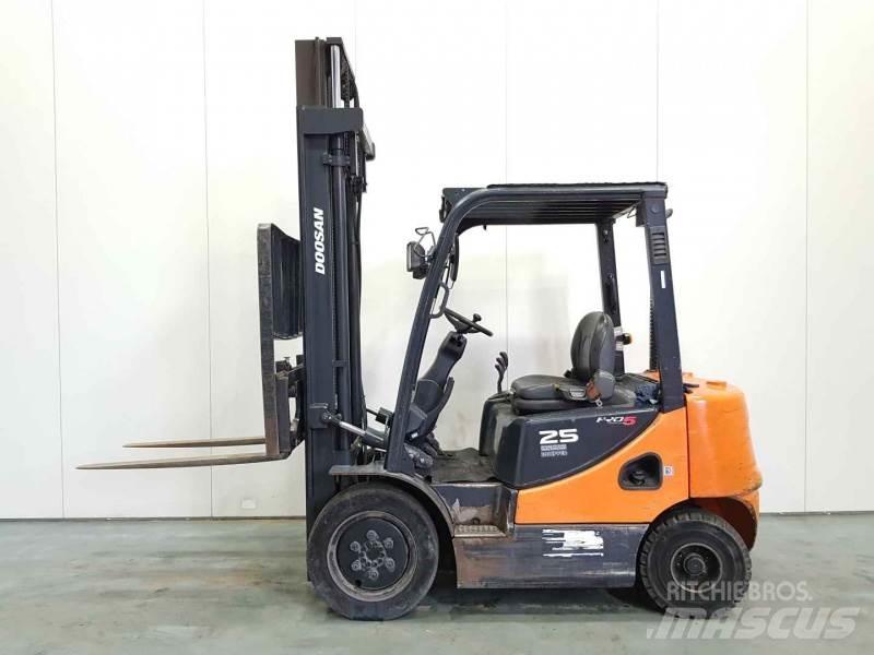 Doosan D25S-5 Tehnika ar dīzeļa dzinēju