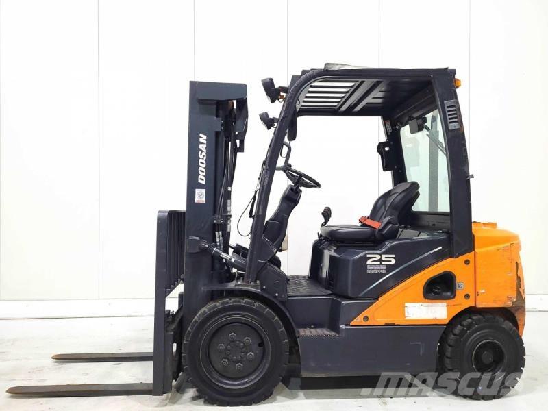Doosan D25S-7 Tehnika ar dīzeļa dzinēju
