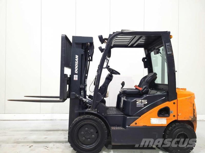 Doosan D25S-7 Tehnika ar dīzeļa dzinēju