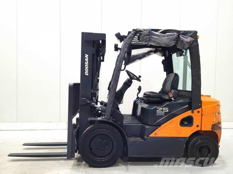 Doosan D25S-7 Tehnika ar dīzeļa dzinēju