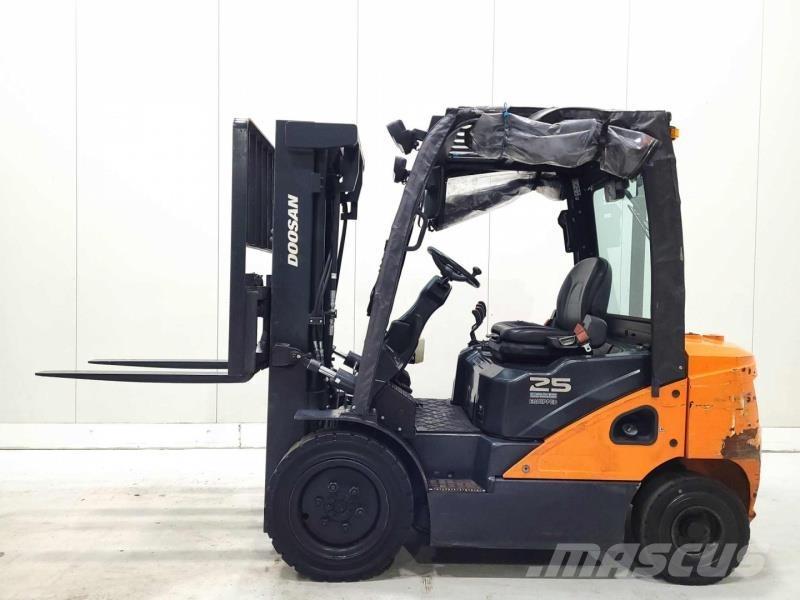 Doosan D25S-7 Tehnika ar dīzeļa dzinēju