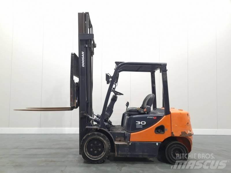 Doosan D30S-5 Tehnika ar dīzeļa dzinēju