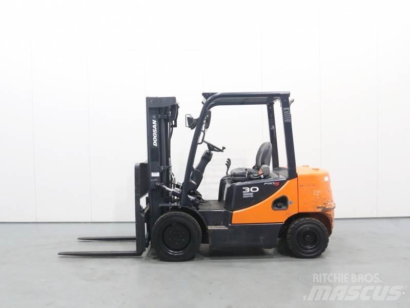 Doosan D30S-5 Tehnika ar dīzeļa dzinēju
