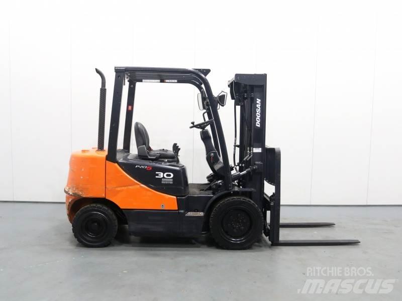 Doosan D30S-5 Tehnika ar dīzeļa dzinēju