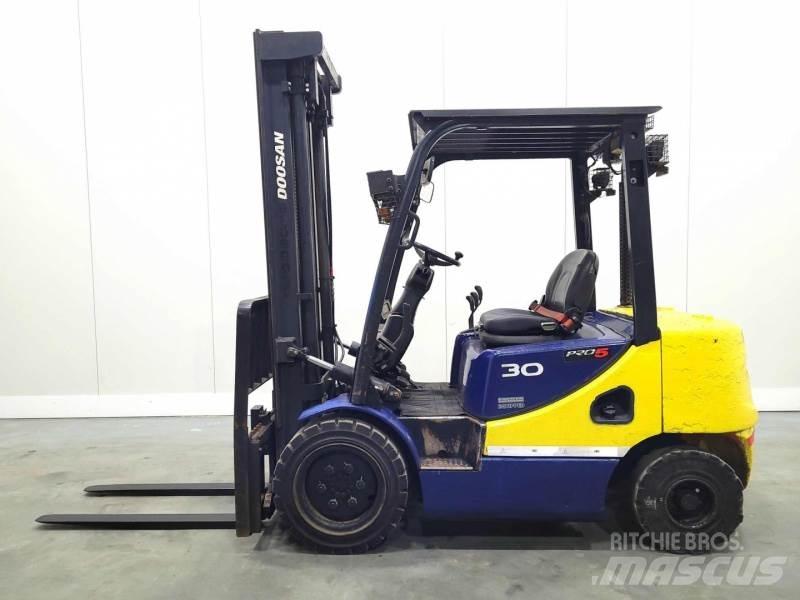 Doosan D30S-5 Tehnika ar dīzeļa dzinēju
