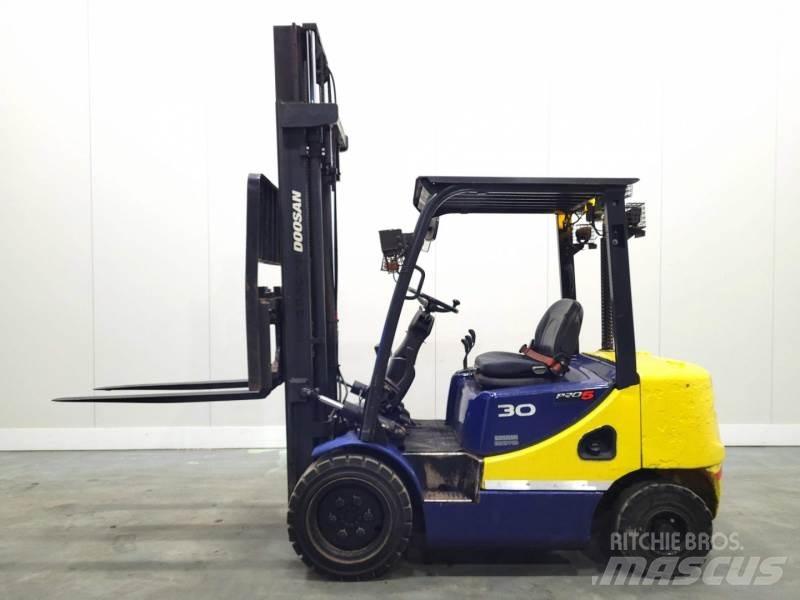 Doosan D30S-5 Tehnika ar dīzeļa dzinēju