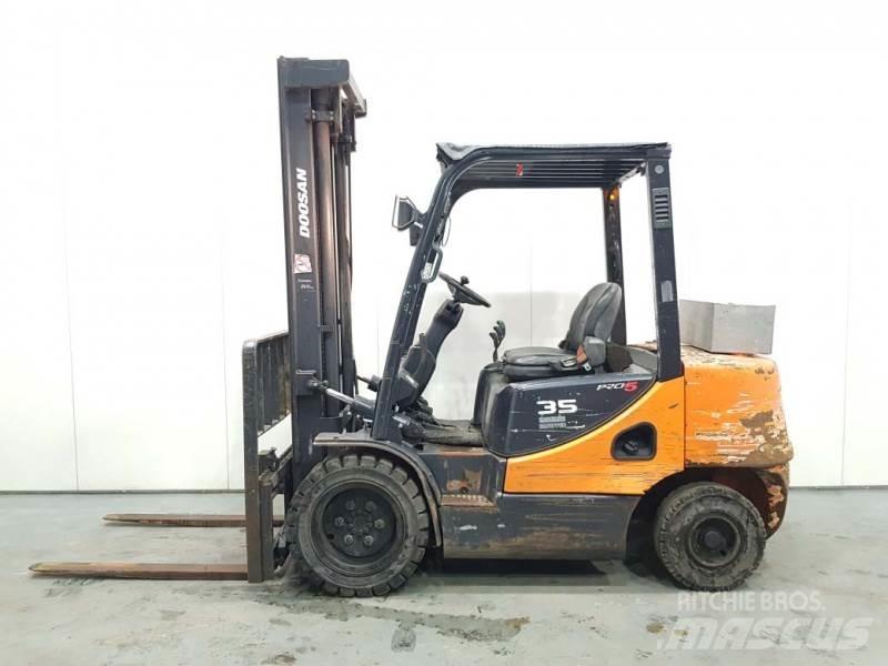 Doosan D35C-5 Tehnika ar dīzeļa dzinēju
