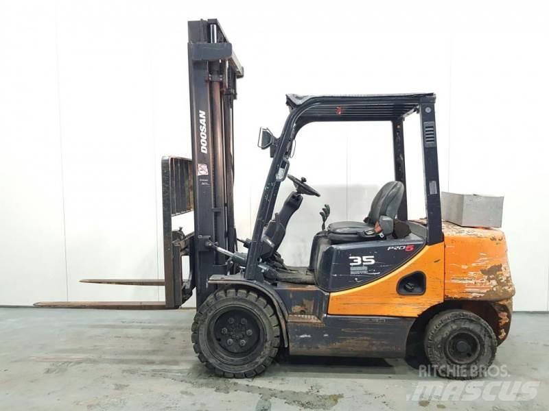 Doosan D35C-5 Tehnika ar dīzeļa dzinēju