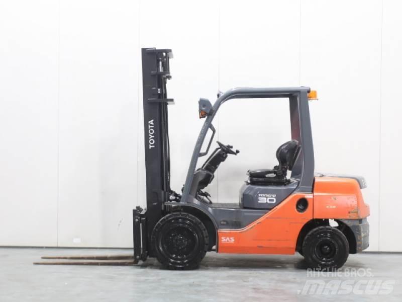 Toyota 02-8FDF30 Tehnika ar dīzeļa dzinēju