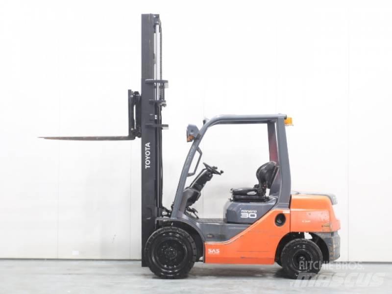 Toyota 02-8FDF30 Tehnika ar dīzeļa dzinēju