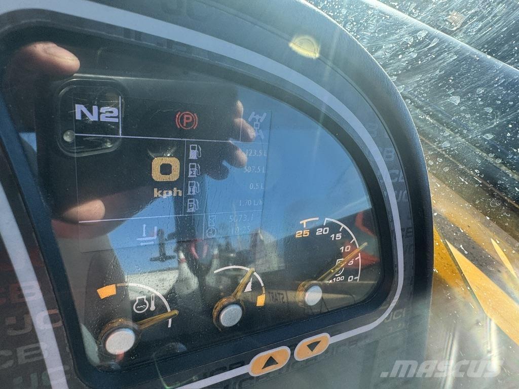 JCB  Teleskopiskie manipulatori