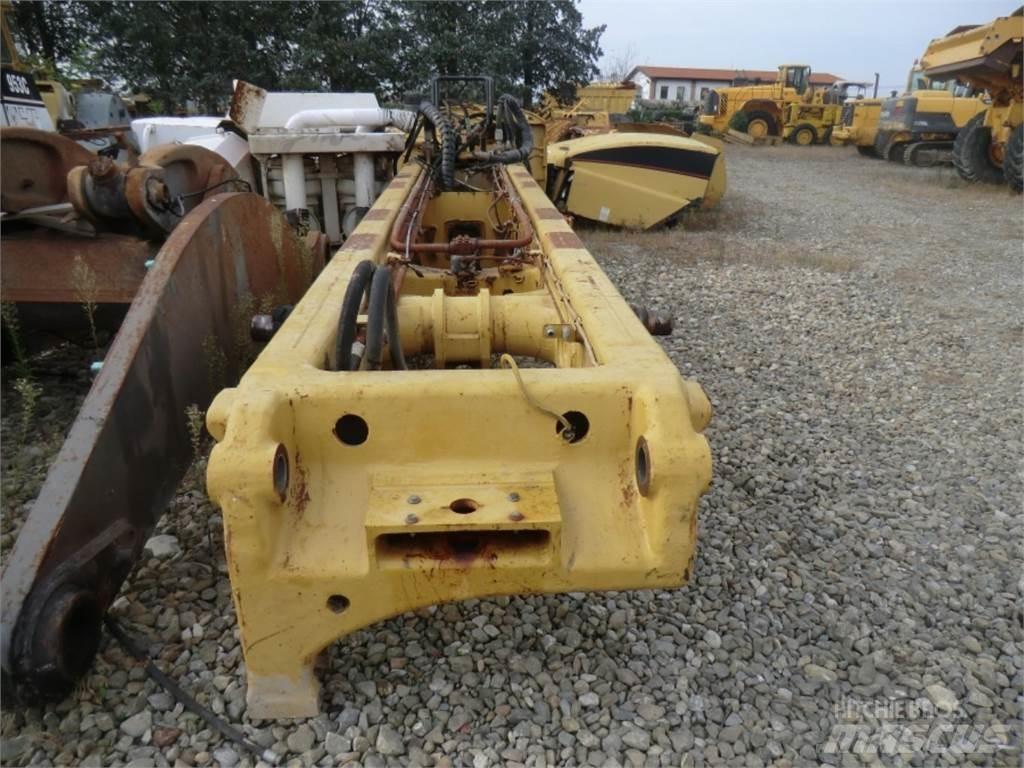 CAT 735 Šasija un piekare