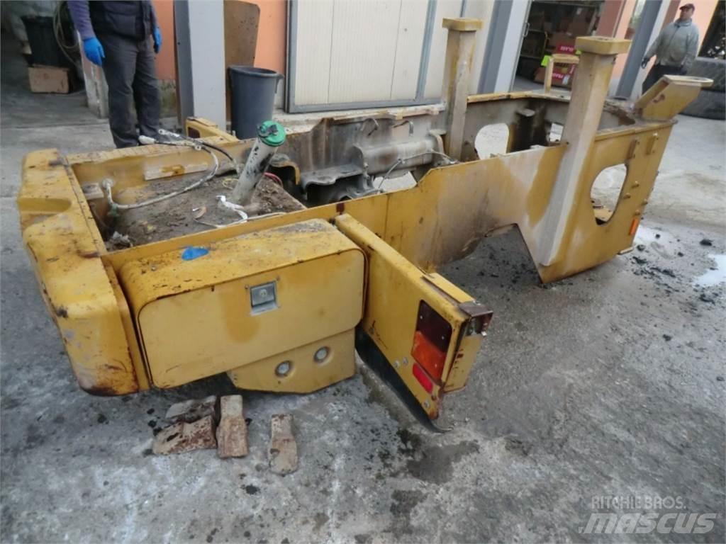 CAT 928G Šasija un piekare