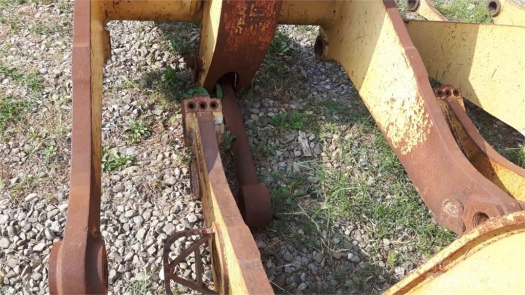 CAT 953 Šasija un piekare