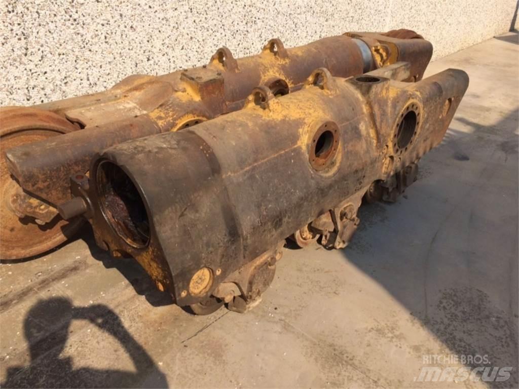 CAT  D8L Sliedes, ķēdes un šasija