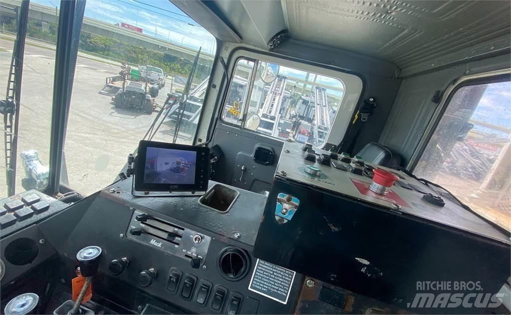 Mack MR688S Atkritumu izvešanas transports