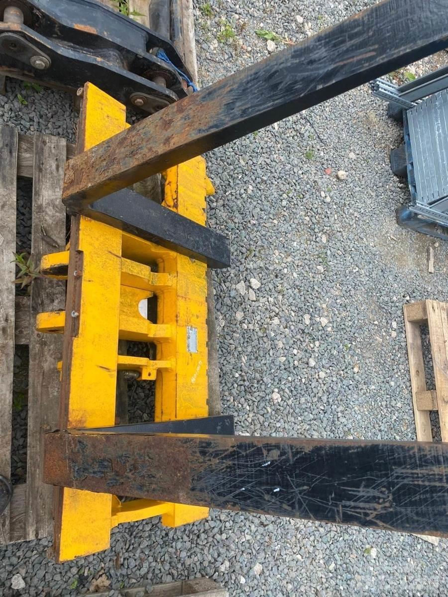 JCB  Lauksaimniecības pacēlāji