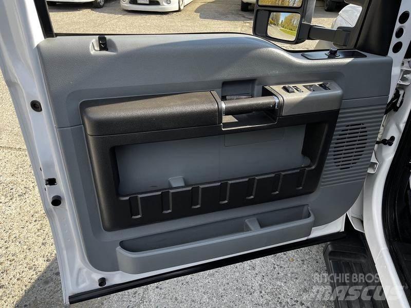 Ford F-550 Platformas/izkraušana no sāniem