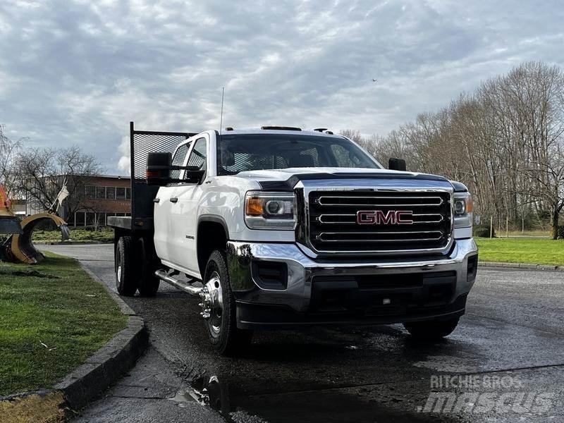 GMC Sierra 3500HD Platformas/izkraušana no sāniem
