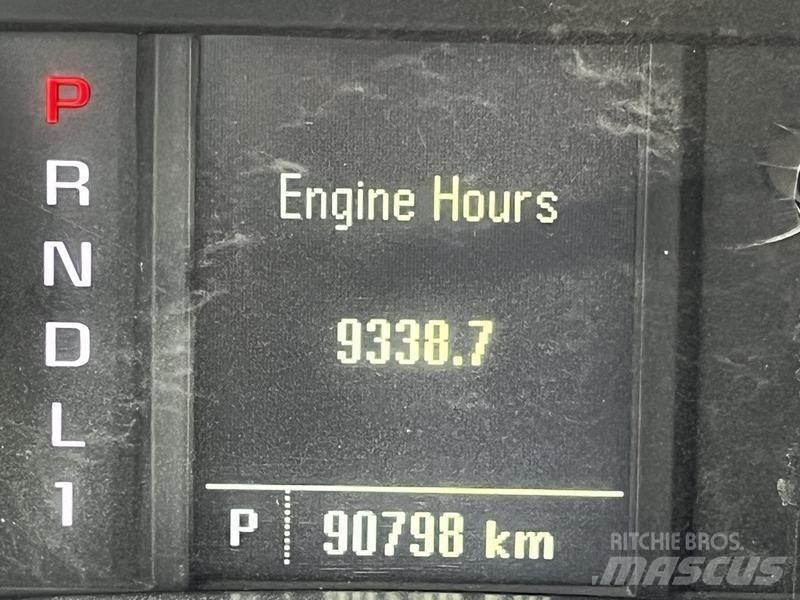 GMC Sierra 3500HD Platformas/izkraušana no sāniem