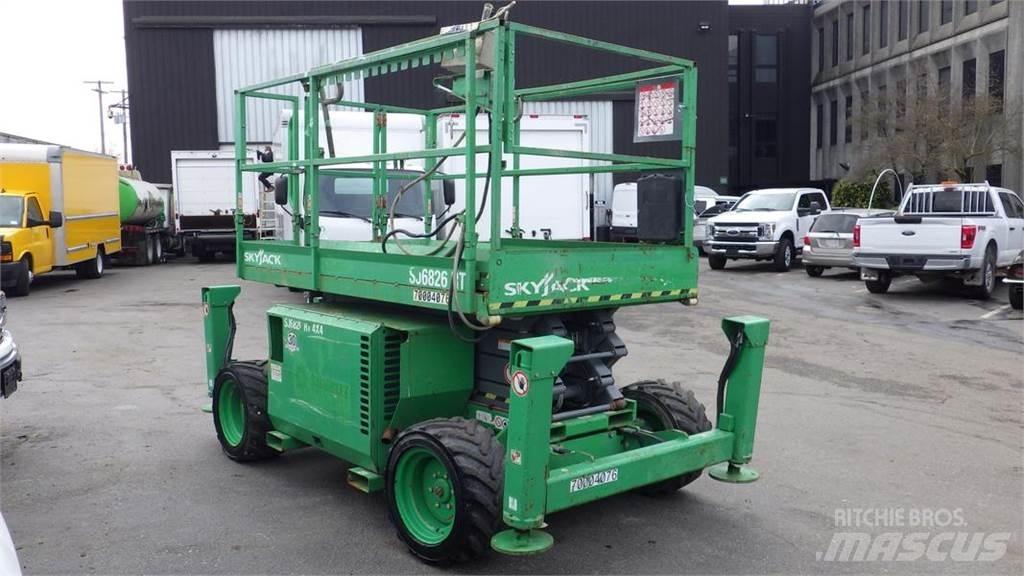 SkyJack SJ6826RT Šķerveida pacēlāji