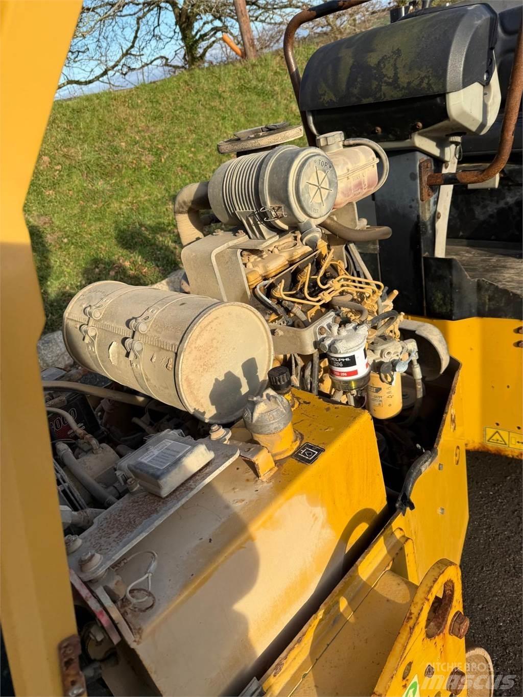CAT CB24B Divvalču grunts veltņi